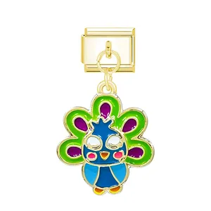 Dettaglio di maglia charm italiana dorata con pendente a forma di uccello in smalto colorato