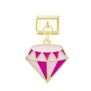 Detailaufnahme eines rosa Emaille-Diamantanhängers an einem vergoldeten italienischen Modul-Charm.