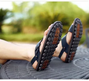 Detailansicht der langlebigen Herren-Ledersandalen mit Massage-Sohle und Fersenriemen.