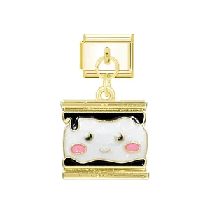 Gedetailleerde weergave van een cartoon s'more bedeltje met glitter emaille op gouden basis