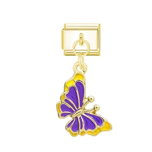Dettaglio maglia charm italiano con pendente farfalla smaltata viola e gialla.