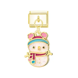 Detailansicht eines goldenen italienischen Charms mit glitzerndem Emaille-Schneemann