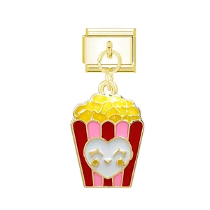 Detailopname van een popcorn emaille bedel voor een Italiaanse modulaire armband