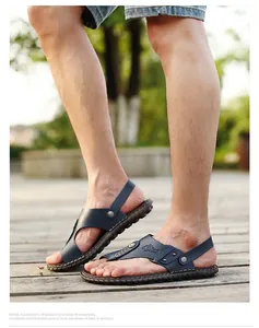 Detailansicht von blauen Mikrofaser-Ledersandalen für Herren auf Holzfußboden