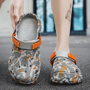 Ademende strandklompen voor heren met geometrisch camouflagepatroon en oranje bandjes