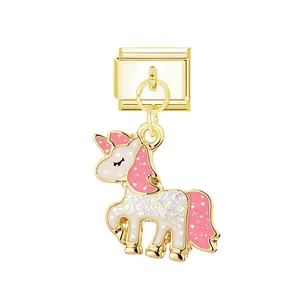 Detalle del colgante de unicornio de esmalte rosa para pulsera de dijes italiana