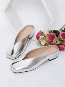 Elegantes zuecos metalizados plateados para mujer con un diseño de corte en V chic.