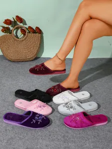 Pantofole da donna in velluto con ricami floreali disponibili in vari colori eleganti