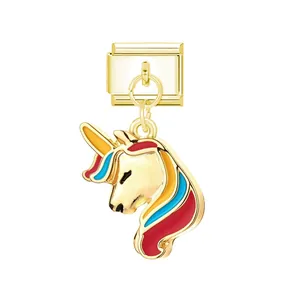 Detalle de dije de unicornio dorado para pulsera modular italiana con esmalte de colores.
