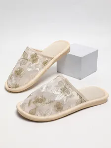 Elegante florale Stickerei auf cremefarbenen Mesh-Hausschuhen für Damen mit flacher Sohle