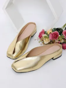Elegantes mules cerrados en color dorado metalizado con escote en V y punta.