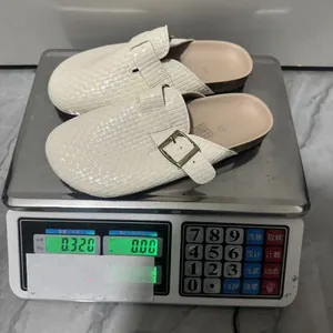 Mules tressées crème pesées sur une balance numérique à 0,320 kg
