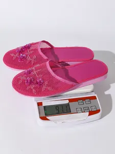 Leichte rosa bestickte Mesh-Hausschuhe zeigen ein Gewicht von 91,1 g auf der Waage