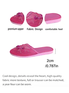 Detailansicht der pinkfarbenen Mesh-Mules mit Stickerei und einer Absatzhöhe von 2 cm