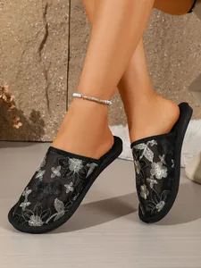 Elegante schwarze Mesh-Mule-Hausschuhe mit aufwendiger Blumenstickerei im Detail