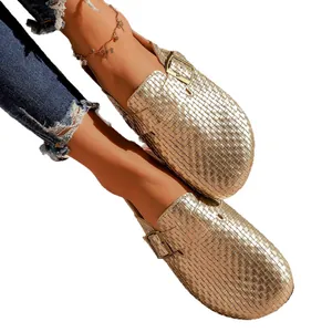 Sabots tressés métalliques dorés de style Birkenstock pour femmes avec boucle