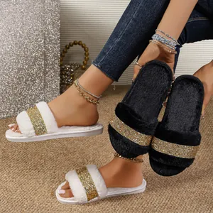 Dettaglio ravvicinato di pantofole di peluche di lusso con fascia di glitter dorati scintillanti
