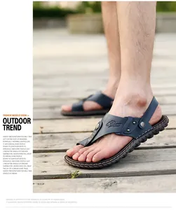 Detailansicht der dunkelblauen Mikrofaser-Ledersandalen für Herren