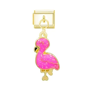 Vista di dettaglio di charm fenicottero rosa glitterato per bracciale italiano DIY.