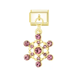 Makrodetail eines goldenen italienischen Modul-Charm-Anhängers mit pinkfarbenen Kristallen