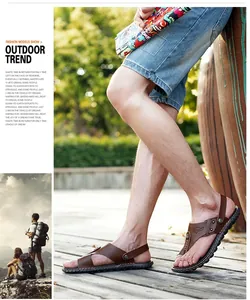 Detailansicht brauner Outdoor-Sandalen aus Mikrofaserleder mit verstellbaren Riemen.