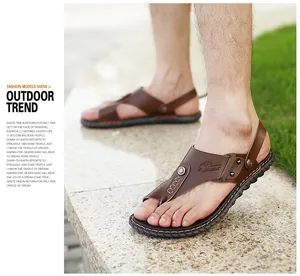 Detailansicht der braunen Mikrofaser-Ledersandalen am Modell mit Kontrastnähten