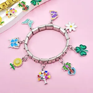 Bracciale modulare italiano colorato con ciondoli a farfalla e fiori su sfondo rosa acceso