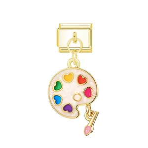 Vista detallada de un dije de paleta de artista dorada para pulsera modular italiana