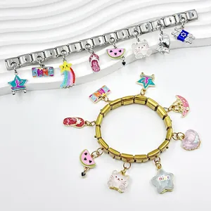 Detalle de pulseras modulares italianas con dijes esmaltados de estrella, gato y sandía.