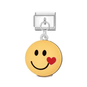Detalle del dije de cara sonriente amarilla con corazón rojo para pulsera italiana