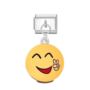 Detalle de pieza de charm italiano en acero con colgante de emoji sonriente amarillo