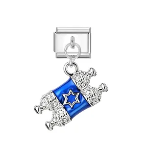 Detalle de abalorio de pergamino esmaltado azul con estrella de David para pulsera