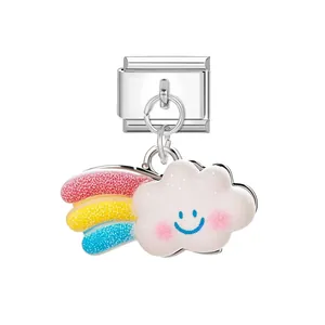 Detalle de eslabón italiano con colgante de nube sonriente y arcoíris