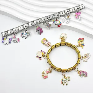 Vista detallada de pulseras italianas con dijes modulares de unicornio y personajes