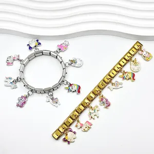 Detalle de pulseras modulares italianas de oro y plata con dijes de unicornio y My Melody