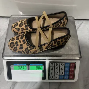 Ballerine leggere leopardate pesate su una bilancia digitale che indica 0,270 kg