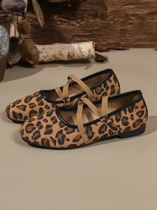 Dettaglio ballerine Mary Jane leopardate con cinturini elastici incrociati regolabili.