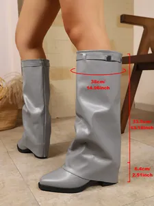 Vue détaillée de bottes grises à jambe de pantalon avec mesures de tige et talon