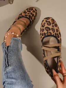 Vista dettagliata delle ballerine Mary Jane leopardate con cinturini elastici incrociati