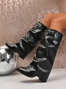 Détail de bottes hautes à jambes larges noires élégantes pour femmes à talons épais