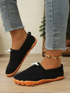Schwarze Barfußschuhe aus Fly-Knit für Damen mit rutschfester orangefarbener Sohle