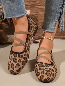 Dettaglio delle ballerine Mary Jane leopardate alla moda con cinturini elastici