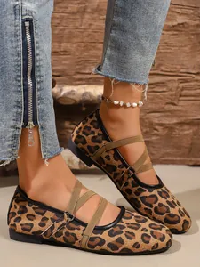Eleganti ballerine Mary Jane leopardate con cinturini elastici incrociati sul modello