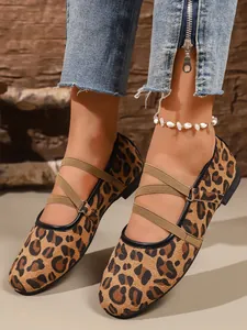 Dettaglio di eleganti ballerine Mary Jane leopardate con cinturini elastici incrociati