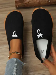 Details von schwarzen atmungsaktiven Mesh-Barfußschuhen mit flexibler Gummisohle.