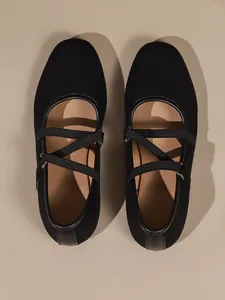 Vista dall'alto di eleganti ballerine Mary Jane in camoscio nero con cinturini incrociati