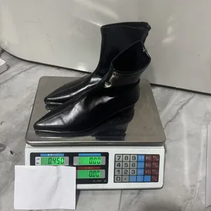 Detailansicht schwarzer spitzer elastischer Stiefeletten auf Digitalwaage mit 0,45 kg