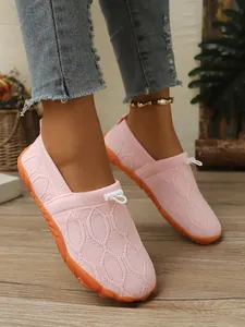 Detailansicht der rosafarbenen, atmungsaktiven Barfußschuhe für Damen mit orangefarbener Sohle