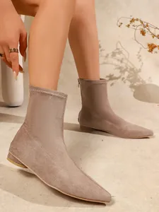 Detailansicht taupefarbene elastische Wildleder-Stiefeletten mit quadratischer Zehenpartie