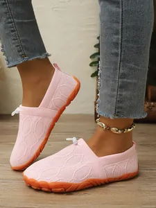Nahaufnahme rosa Flyknit Barfußschuhe für Damen mit rutschfester orange Sohle